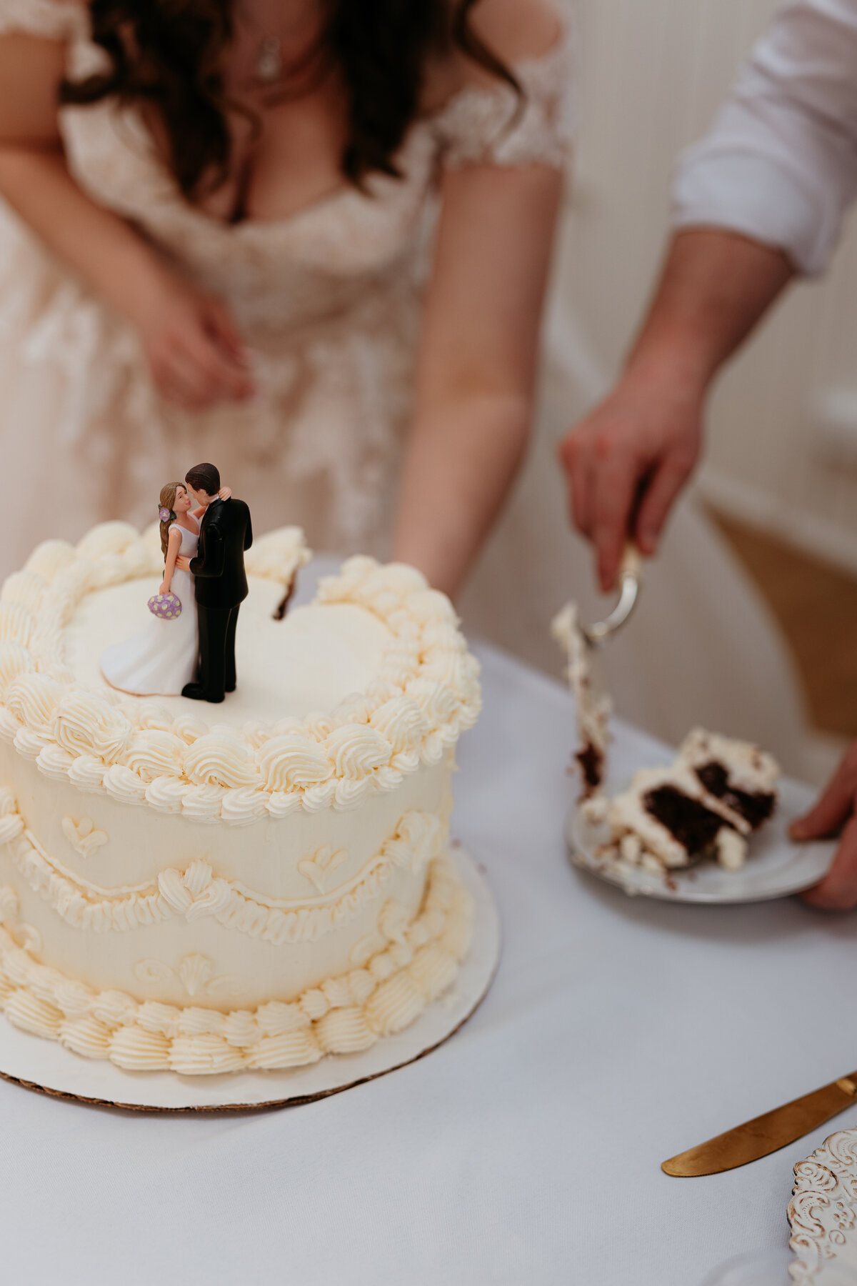 Cutting the wedding cake